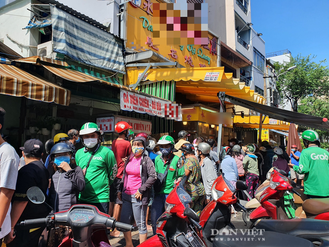 TP.HCM: Xếp hàng cả chục mét chờ mua heo quay cúng Tết Đoan ngọ, nhiều nơi cháy hàng từ sáng sớm - Ảnh 1.