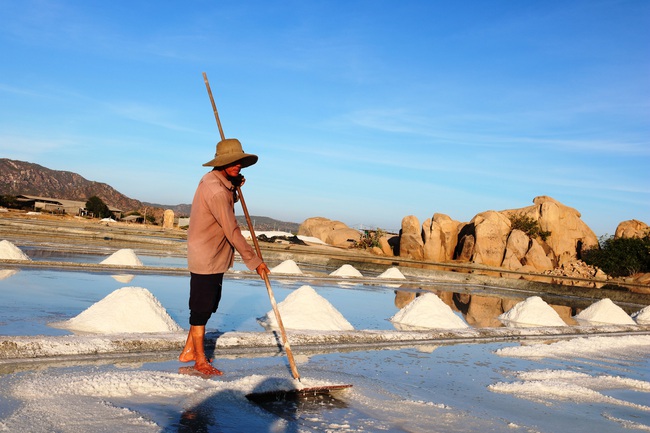 Mặn đắng đời diêm dân (kỳ cuối): Tương lai nào cho hạt muối ngon nhất miền Nam? - Ảnh 3.