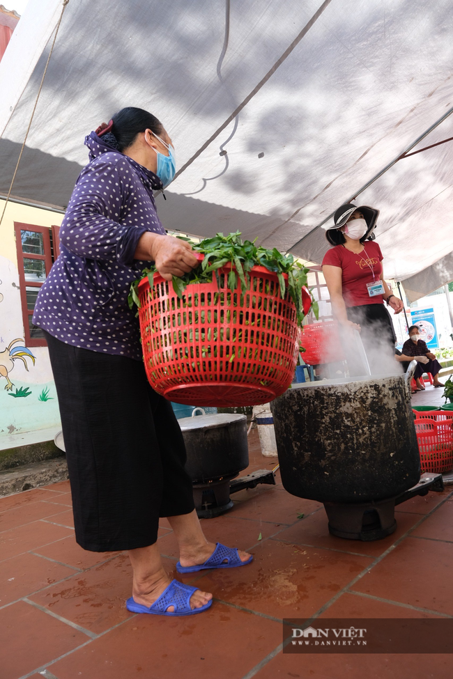 Bắc Giang: Bếp ăn nghĩa tình của những người &quot;cầm phấn&quot;, tiếp lửa cho tiền tuyến chống dịch - Ảnh 3.