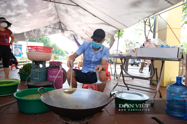 Bắc Giang: Bếp ăn nghĩa tình của những người &quot;cầm phấn&quot;, tiếp lửa cho tiền tuyến chống dịch - Ảnh 4.