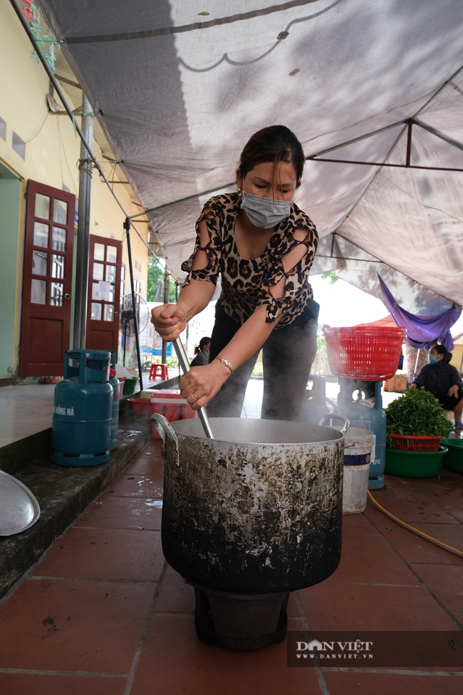 Bắc Giang: Bếp ăn nghĩa tình của những người &quot;cầm phấn&quot;, tiếp lửa cho tiền tuyến chống dịch - Ảnh 6.