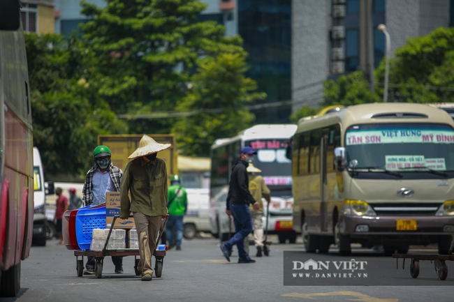 Người lao động vất vả đối diện với nắng nóng 46 độ C ở Hà Nội  - Ảnh 8.