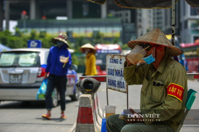 Người lao động vất vả đối diện với nắng nóng 46 độ C ở Hà Nội  - Ảnh 9.