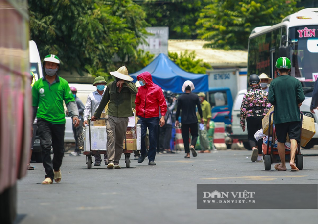 Người lao động vất vả đối diện với nắng nóng 46 độ C ở Hà Nội  - Ảnh 14.