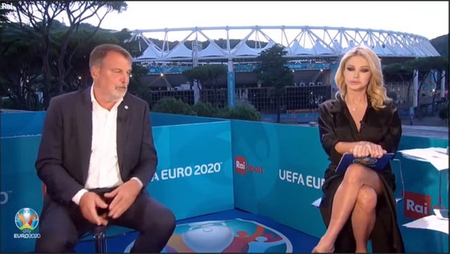 Nữ MC Paola Ferrari đang bình luận một trận đấu ở EURO 2020.