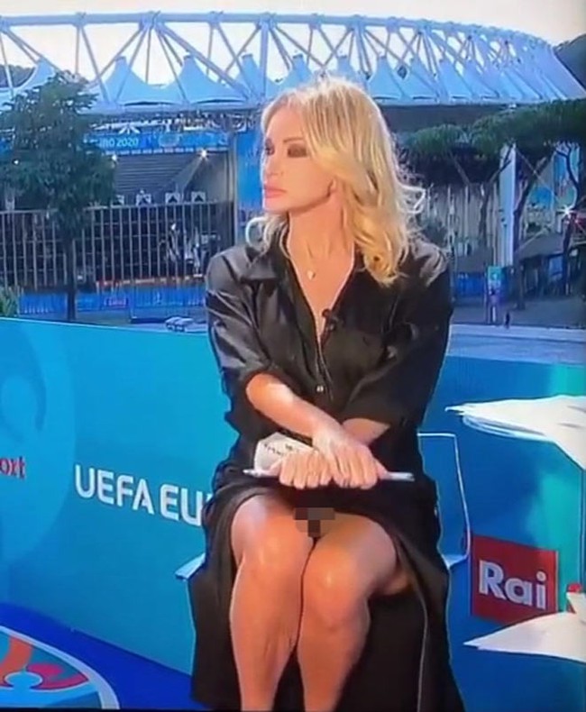 Rộ clip nữ MC lộ &quot;cảnh nóng&quot; khi đang bình luận EURO 2020 - Ảnh 4.