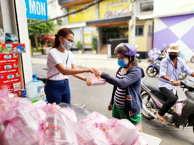 San sẻ yêu thương giữa Sài thành (kỳ 1): Mang nụ cười cho người nghèo khó  - Ảnh 1.