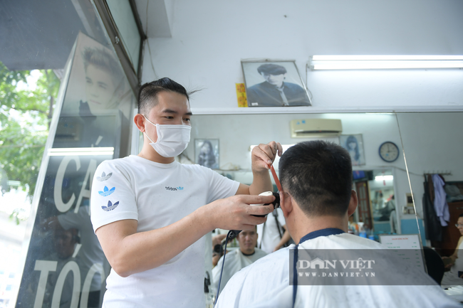 Người dân đi cắt tóc gội đầu ngay trong sáng đầu tiên Hà Nội nới lỏng các dịch vụ - Ảnh 5.