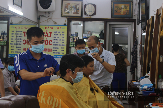 Người dân đi cắt tóc gội đầu ngay trong sáng đầu tiên Hà Nội nới lỏng các dịch vụ - Ảnh 10.