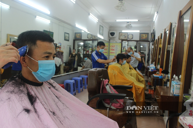Người dân đi cắt tóc gội đầu ngay trong sáng đầu tiên Hà Nội nới lỏng các dịch vụ - Ảnh 11.
