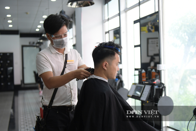 Người dân đi cắt tóc gội đầu ngay trong sáng đầu tiên Hà Nội nới lỏng các dịch vụ - Ảnh 15.
