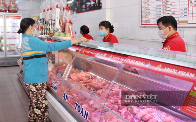 Người dân TP.HCM mua thịt heo ở cửa hàng thịt của công ty Vissan. (Ảnh: Trần Khánh)