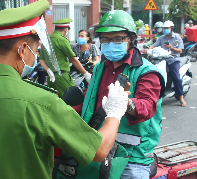 San sẻ yêu thương giữa Sài thành (kỳ 2): Tâm sự của những người “gác cổng” - Ảnh 3.