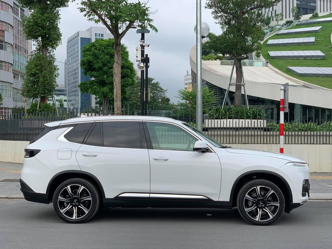 VinFast Lux SA2.0 VIN 2019 chạy siêu lướt 5.000km có giá hơn 1,2 tỷ đồng - Ảnh 2.