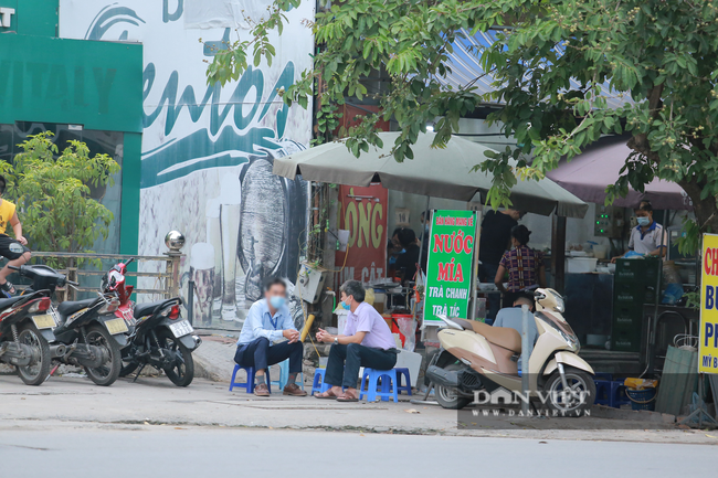 Nhiều quán trà đá vỉa hè vẫn tụ tập mặc dù Hà Nội chưa cho phép hoạt động - Ảnh 7.