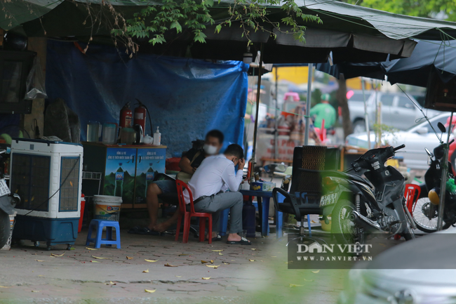 Nhiều quán trà đá vỉa hè vẫn tụ tập mặc dù Hà Nội chưa cho phép hoạt động - Ảnh 8.