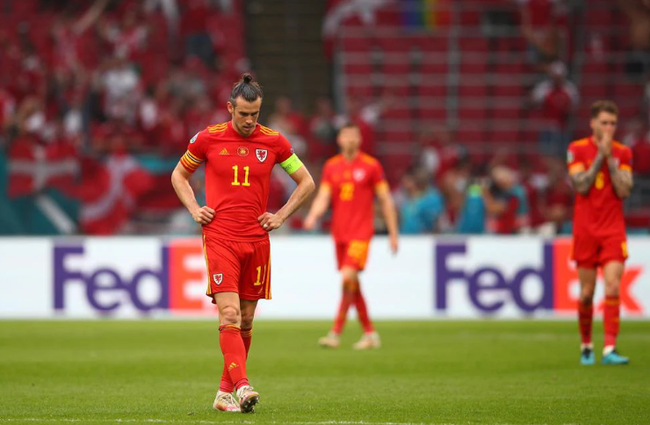 Bale và đồng đội thất vọng sau trận thua đậm.