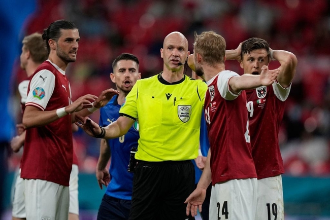 Trận đấu diễn ra căng thẳng khi Áo đòi penalty.