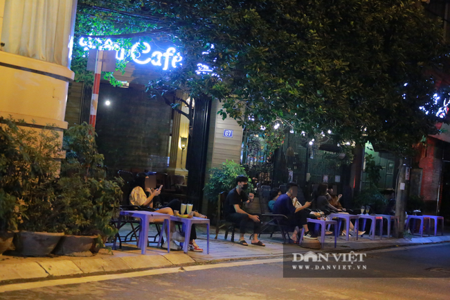 Ảnh: Quán ăn, cà phê ở Hà Nội vẫn tấp nập khách sau 21h - Ảnh 12.