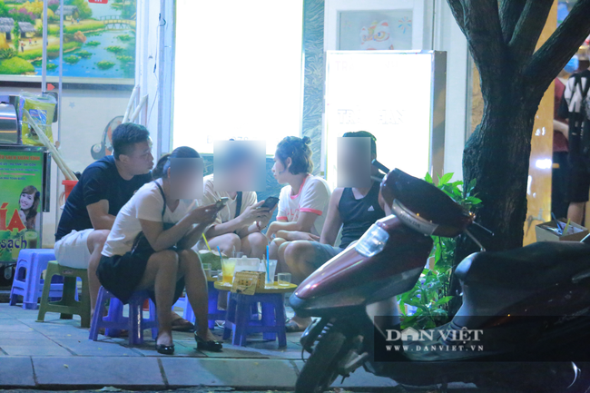 Ảnh: Quán ăn, cà phê ở Hà Nội vẫn tấp nập khách sau 21h - Ảnh 10.