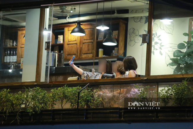 Ảnh: Quán ăn, cà phê ở Hà Nội vẫn tấp nập khách sau 21h - Ảnh 3.