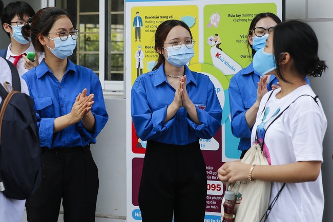 Điểm chuẩn vào lớp 10 ở Hà Nội: Phụ huynh và học sinh có điểm &quot;ngấp nghé&quot; đau tim chờ đợi - Ảnh 2.