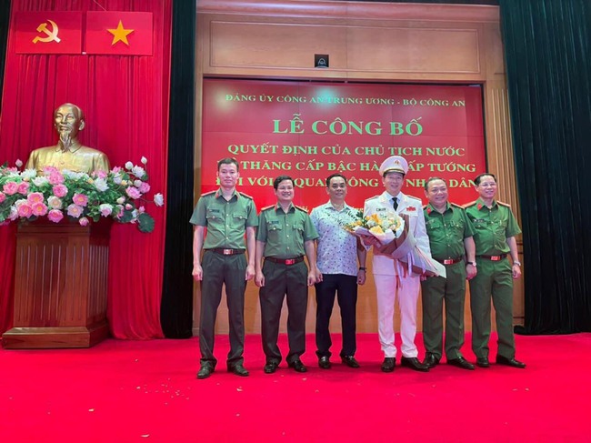 Ông Vũ Hồng Văn, Giám đốc Công an tỉnh Đồng Nai được thăng cấp bậc hàm Thiếu tướng - Ảnh 1.