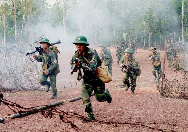 Vì sao Quân đội Việt Nam vẫn sử dụng rất tốt &quot;huyền thoại&quot; AK-47? - Ảnh 1.