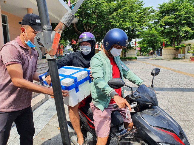 Đà Nẵng: Người dân &quot;đội nắng&quot; hỗ trợ tiêu thụ vải thiều Bắc Giang - Ảnh 5.