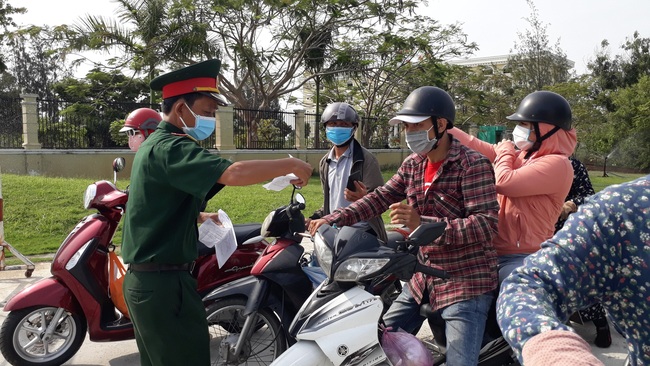 Đà Nẵng: &quot;Căng mình&quot; đảm bảo giãn cách tại chốt kiểm dịch Covid-19 - Ảnh 3.