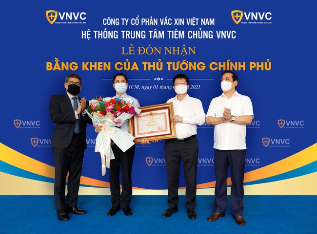 VNVC đón nhận bằng Thủ tướng Chính phủ vì những đóng góp đặc biệt phòng chống dịch Covid -19 - Ảnh 1.