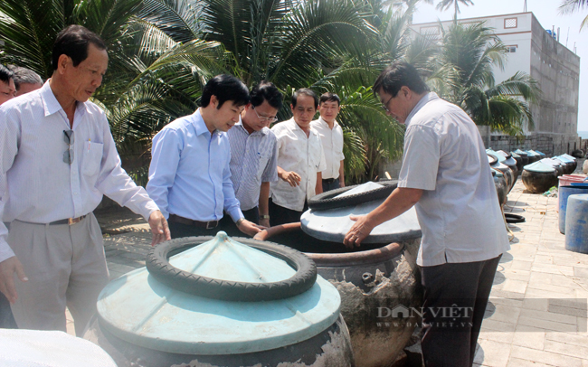 Đoàn lãnh đạo Trung ương Hội Nông Dân Việt Nam ghé thăm cơ sở nước mắm truyền thống Ngọc Định thời điểm trước dịch Covid-19. (Ảnh: Nguyên Vỹ)