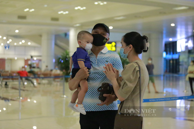 Duy Mạnh ôm vợ con ngay sau khi đến sân bay Nội Bài - Ảnh 3.