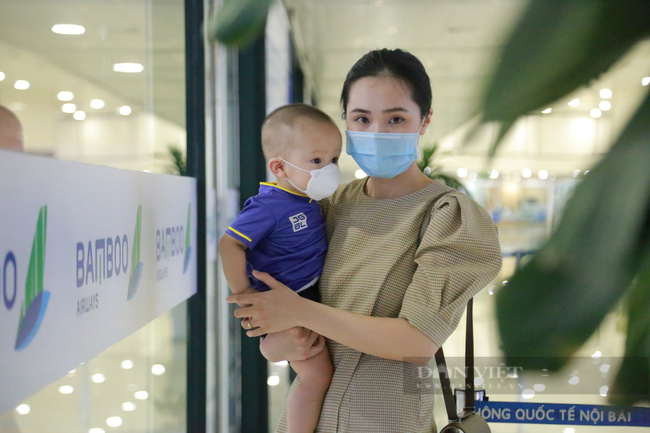 Duy Mạnh ôm vợ con ngay sau khi đến sân bay Nội Bài - Ảnh 4.