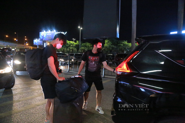 Duy Mạnh ôm vợ con ngay sau khi đến sân bay Nội Bài - Ảnh 12.