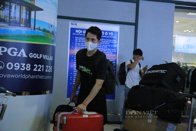 Duy Mạnh ôm vợ con ngay sau khi đến sân bay Nội Bài - Ảnh 2.
