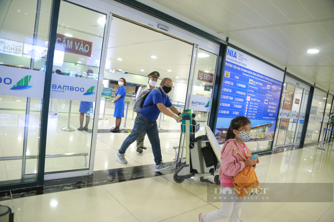 Duy Mạnh ôm vợ con ngay sau khi đến sân bay Nội Bài - Ảnh 10.