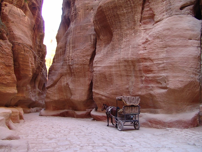 Sức cuốn hút của “Thành phố Hoa Hồng” bí ẩn nổi bật trên sa mạc Jordan - Ảnh 4.