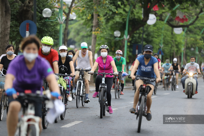 Lực lượng chức năng ra quân &quot;dẹp&quot; phong trào thể dục ở Hà Nội - Ảnh 1.