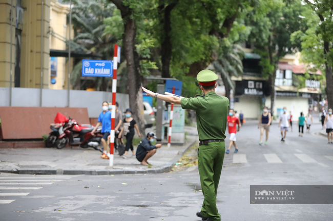 Lực lượng chức năng ra quân &quot;dẹp&quot; phong trào thể dục ở Hà Nội - Ảnh 4.