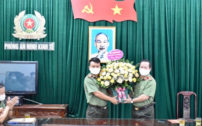 Ninh Bình: Biểu dương Thiếu tá Nguyễn Văn Chung dũng cảm cứu 2 cháu bé bị đuối nước - Ảnh 2.