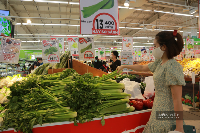 Hà Nội: Trung tâm thương mại, siêu thị vắng vẻ vì dịch COVID-19 - Ảnh 6.