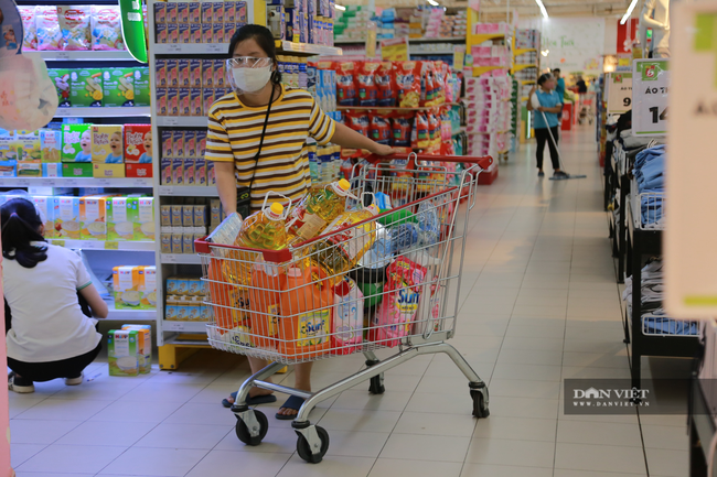 Hà Nội: Trung tâm thương mại, siêu thị vắng vẻ vì dịch COVID-19 - Ảnh 7.