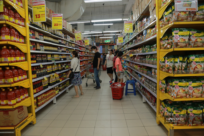 Hà Nội: Trung tâm thương mại, siêu thị vắng vẻ vì dịch COVID-19 - Ảnh 8.