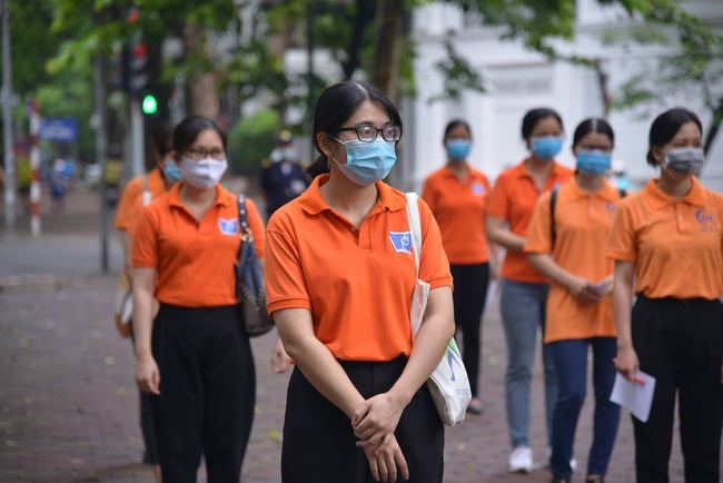 Thi vào lớp 10 Hà Nội: Cận cảnh quy trình thí sinh đến trường thi, tìm chỗ ngồi và xử lý tình huống phát sinh - Ảnh 19.