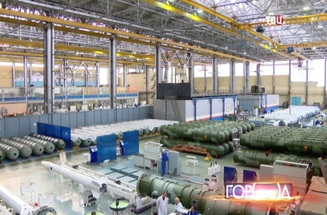 Khám phá nơi sản xuất đạn tên lửa S-300, S-400 cực khủng của Nga - Ảnh 3.