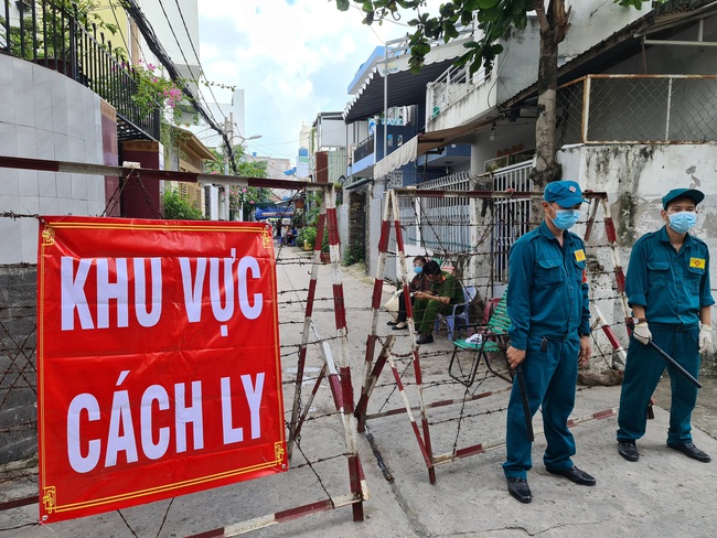 Bệnh nhân Covid-19 tử vong khi chuyển viện đã tự uống thuốc, khám phòng khám tư đến khi bệnh chuyển nặng - Ảnh 3.