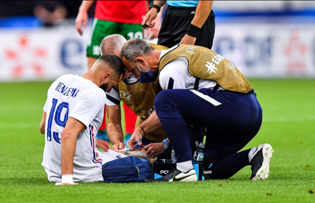 Benzema dính chấn thương ở màn tổng duyệt của ĐT Pháp.