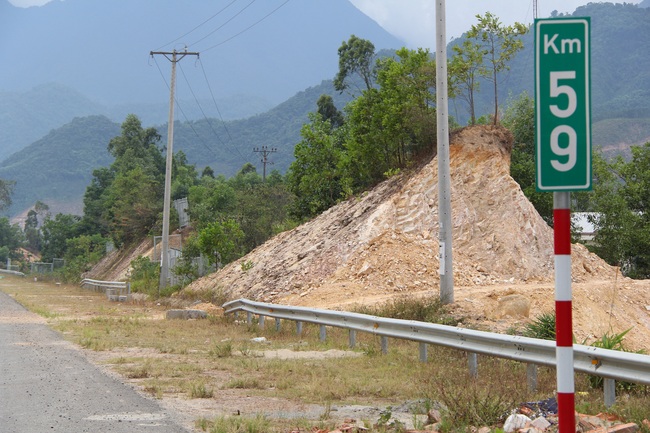 Ngang nhiên tháo rào chắn bảo vệ hành lang cao tốc La Sơn - Túy Loan để vận chuyển đất đá - Ảnh 5.