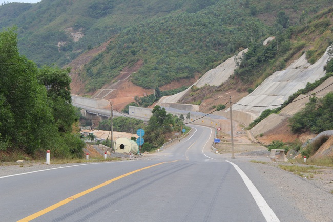 Ngang nhiên tháo rào chắn bảo vệ hành lang cao tốc La Sơn - Túy Loan để vận chuyển đất đá - Ảnh 7.